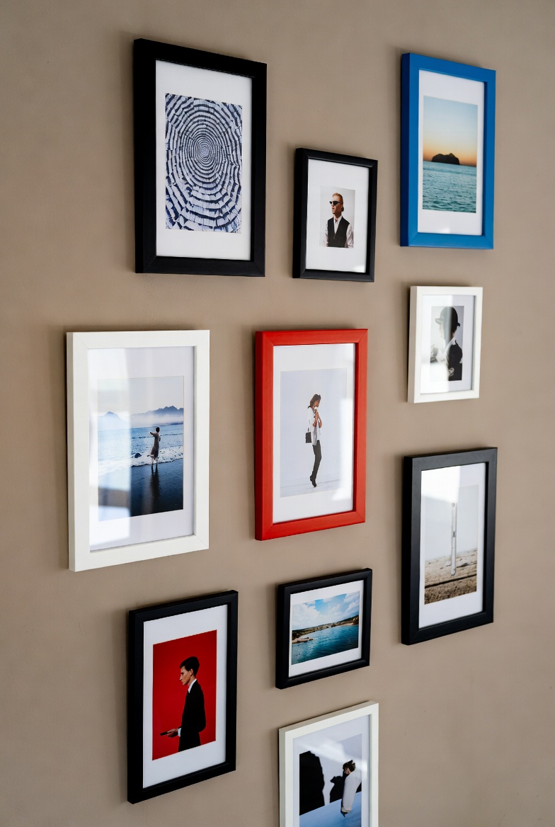 zdjęcia w ramkach na ścianie
